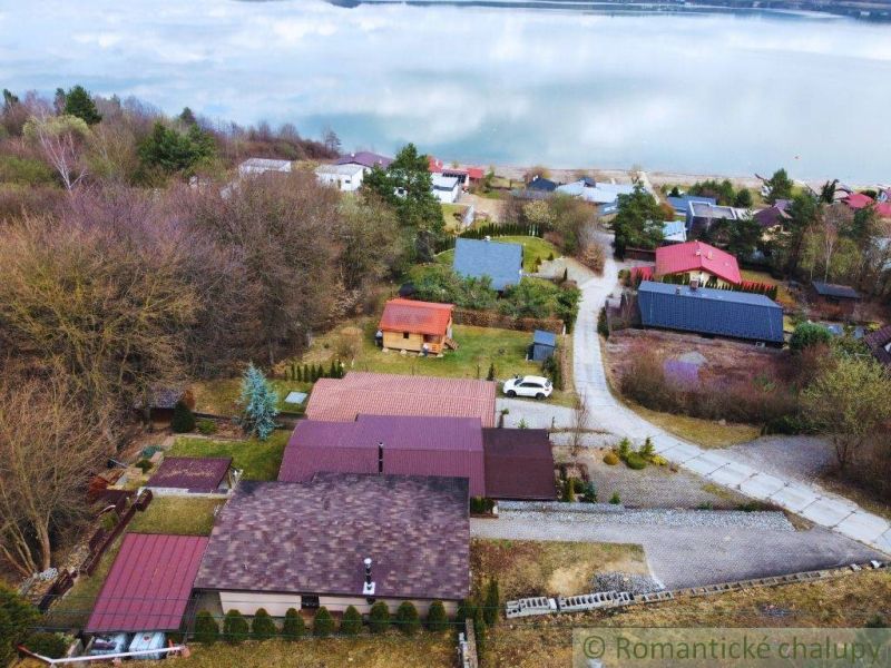 A cottage in Kvakovce with a view of the lake and surrounding nature.