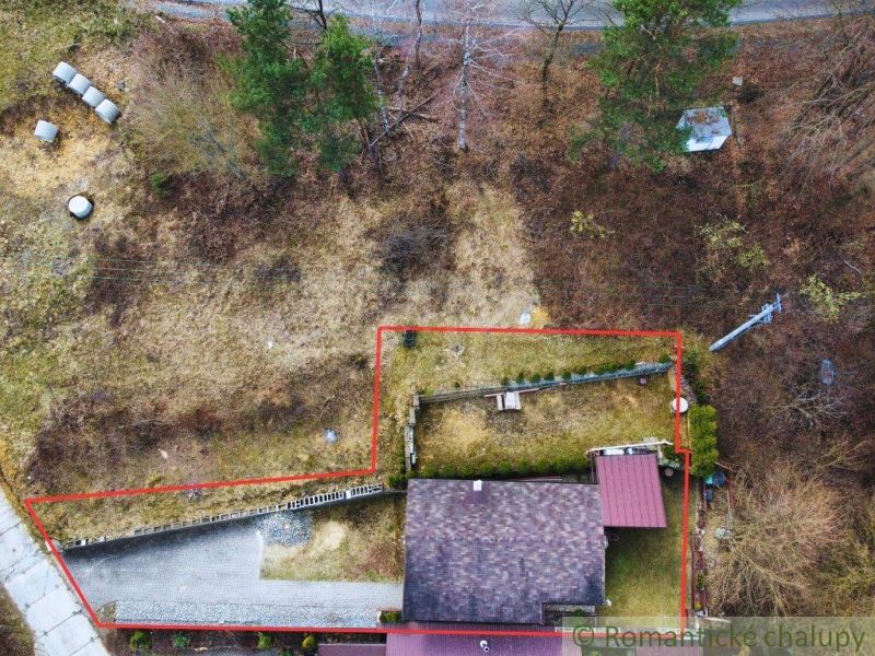 Aerial photograph of a cottage in Kvakovce with a garden and fenced plot.