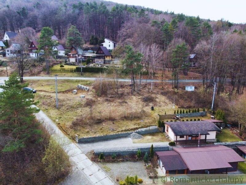Cabins in the forest near Kvakovce surrounded by trees and nature.