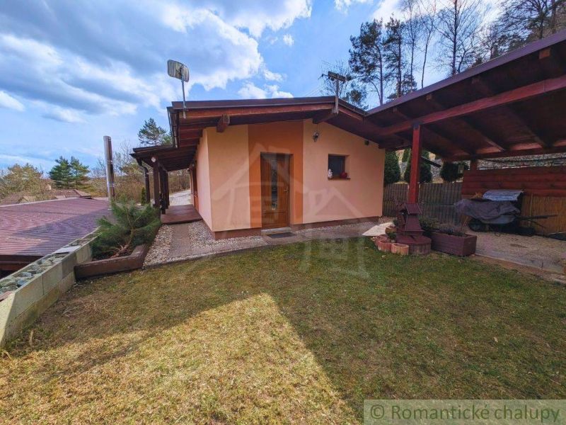 A cottage in Kvakovce with a garden area and a wooden shelter surrounded by nature.