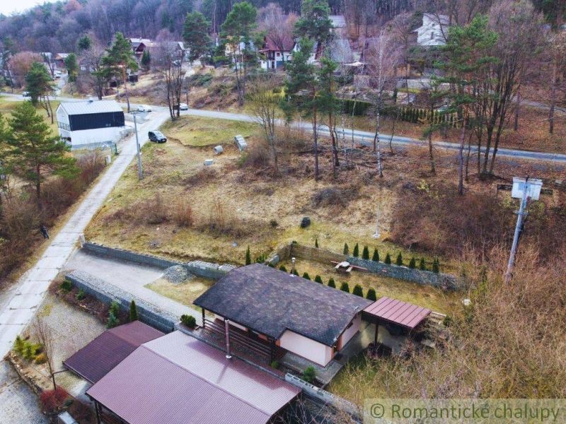 A cottage in Kvakovce surrounded by forest and adjacent cottages in a quiet area.