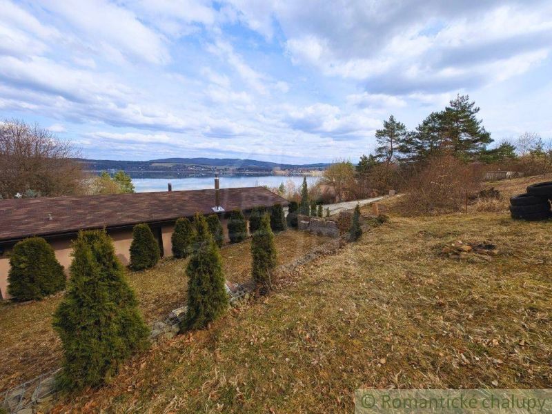 A garden by the cottage in Kvakovce with a view of the reservoir and hills.