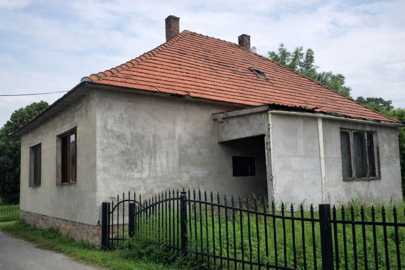 A family house on Malý Máger Street - Tonkovce, Nový Život, with old plaster and a tiled roof.