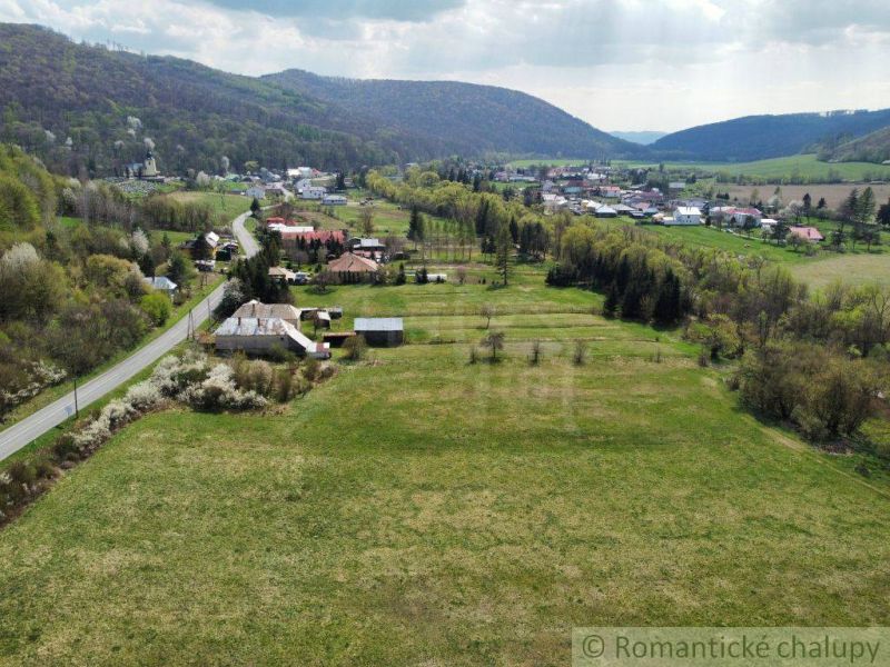 A rural landscape in Zubné with scattered family houses and a mountain scenery.