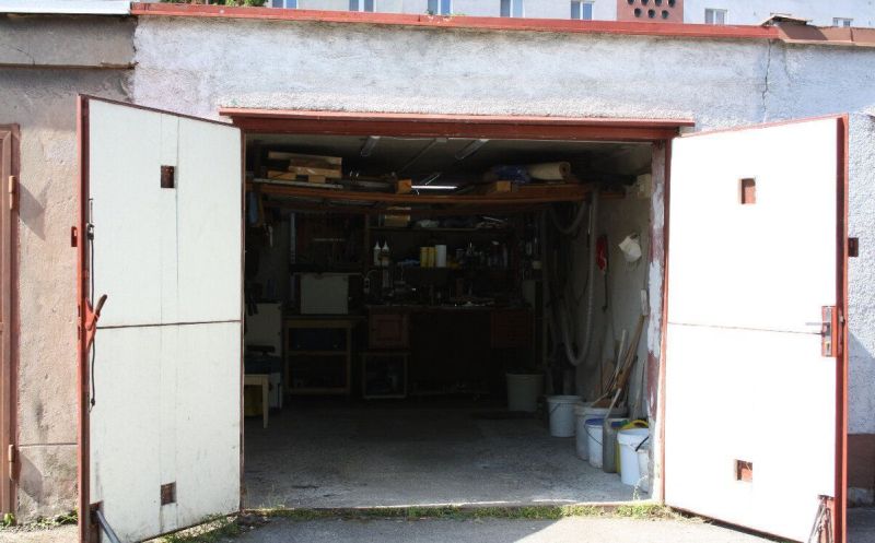 Open garage on Varšavská Street in Bratislava - Nové Mesto with storage space.