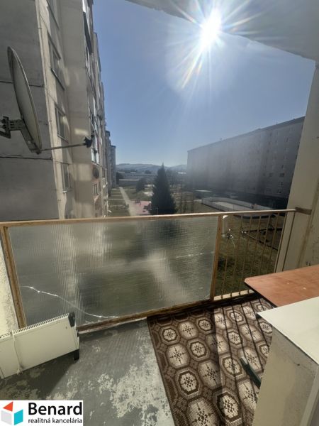 The balcony of a 3-room apartment on Mierová Street in Stará Ľubovňa with a view of the housing estate.