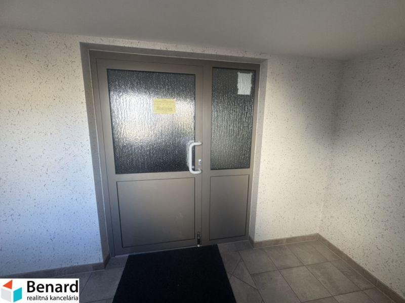 Entrance door with glazing in a 3-room apartment with ceramic tiles.