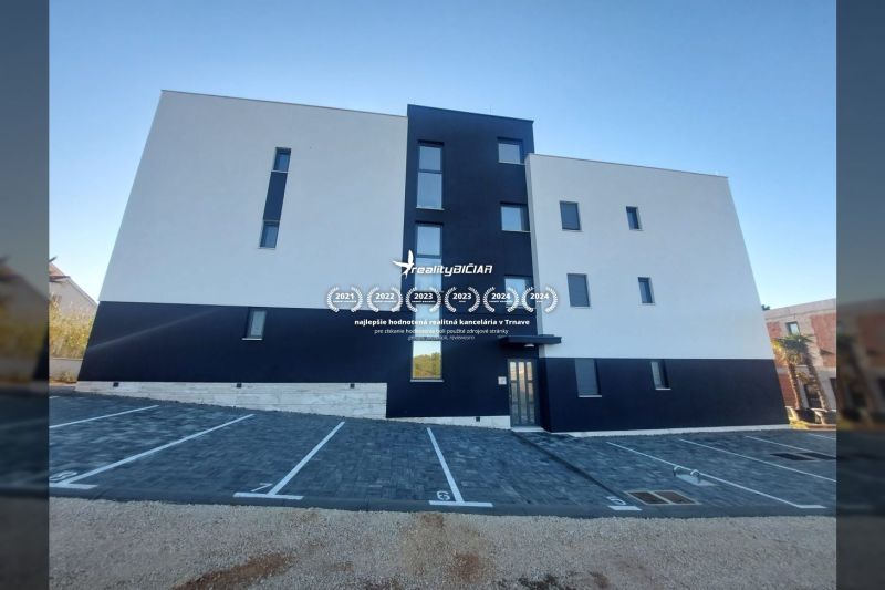 A recreational apartment in Privlaka offers a modern facade and spacious parking on Privlaka Street.
