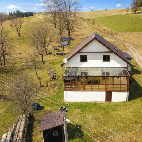 A family house in Oravská Lesná, on a quiet street, surrounded by nature and a grassy plot.