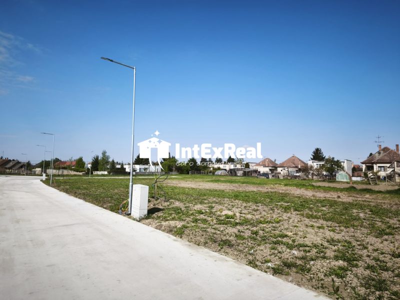A plot in Čierny Brod suitable for living with a paved road and lighting.