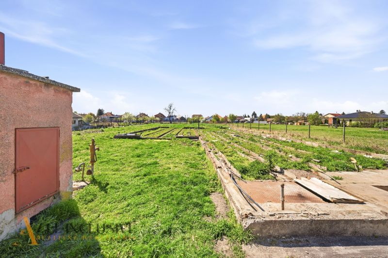 A plot with a storage building near a family house in Vydrany, Dunajská Streda district.