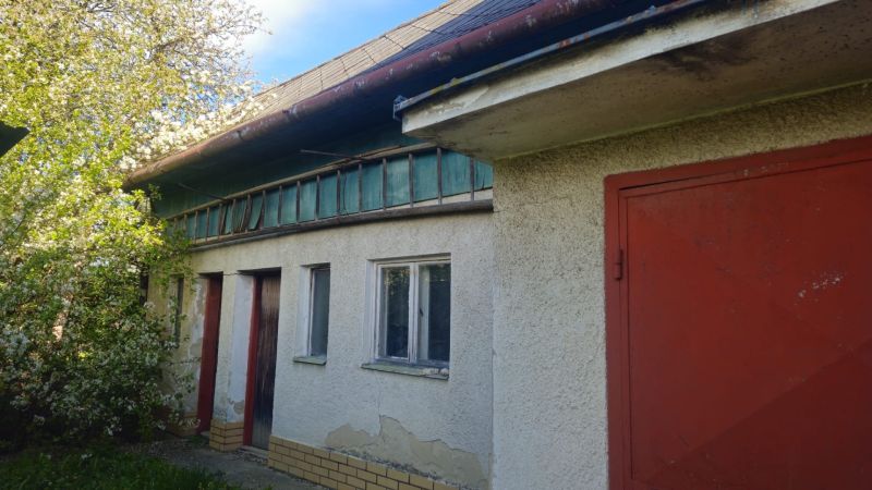 The family house on Novonosická Street in Horné Kočkovce has red doors and windows.