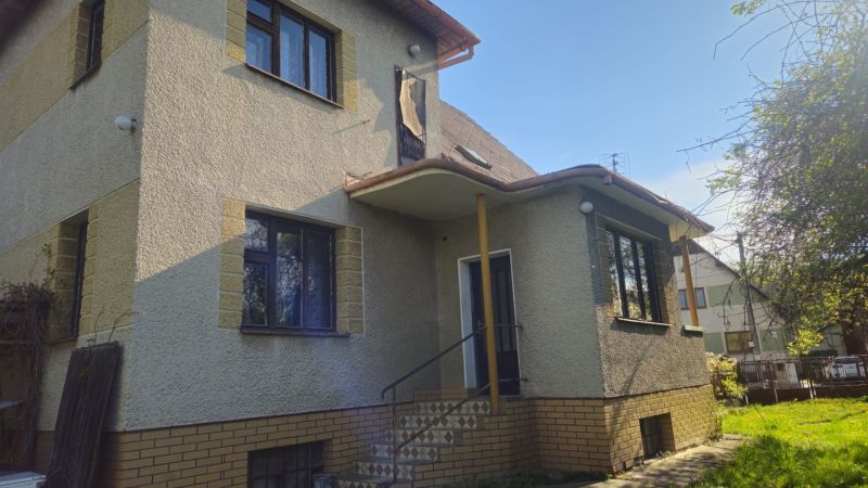 A family house on Novonosická Street in Horné Kočkovce with windows and a roof.
