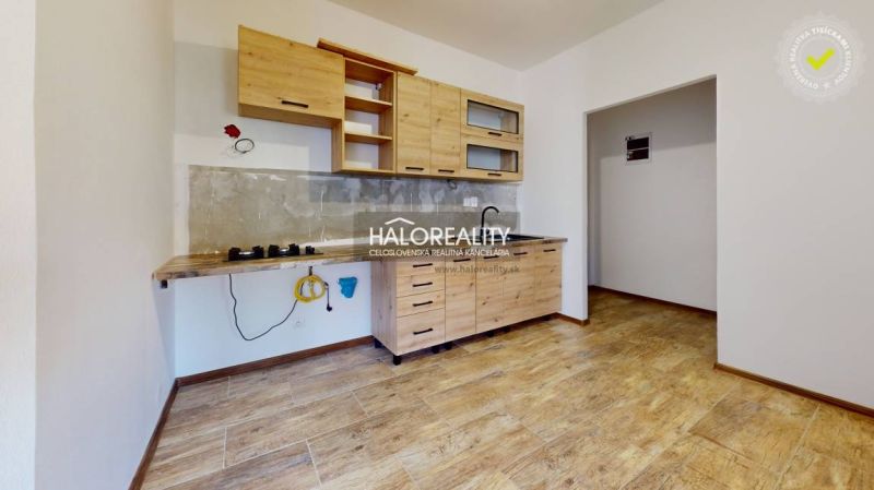 Kitchen unit with wood decor in a studio apartment, floor with wood decor.