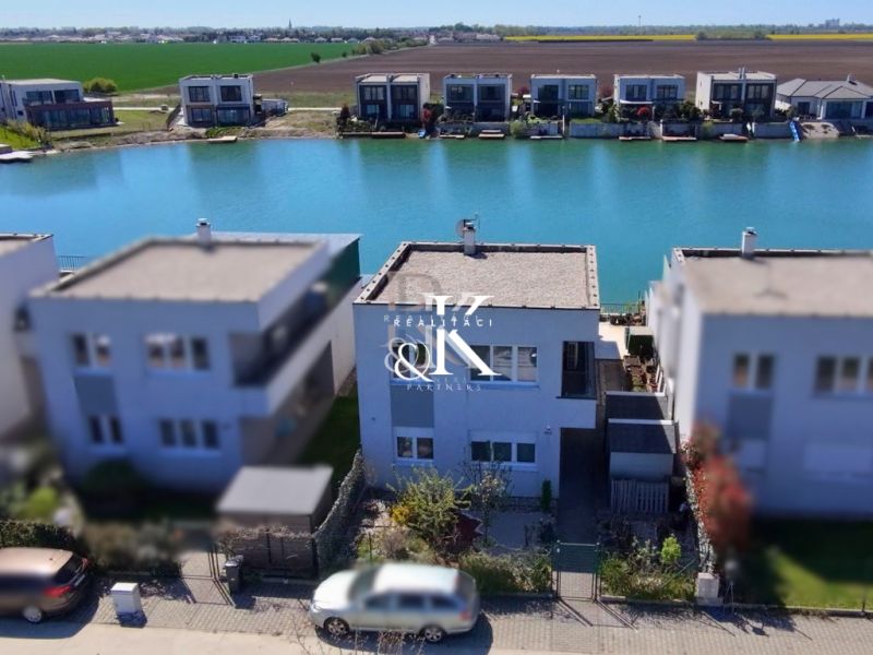 A family house in Boldog by the lake, surrounded by neighboring houses and nature.
