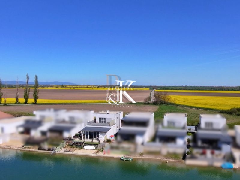 Family houses in Boldog by the lake with a view of the fields.