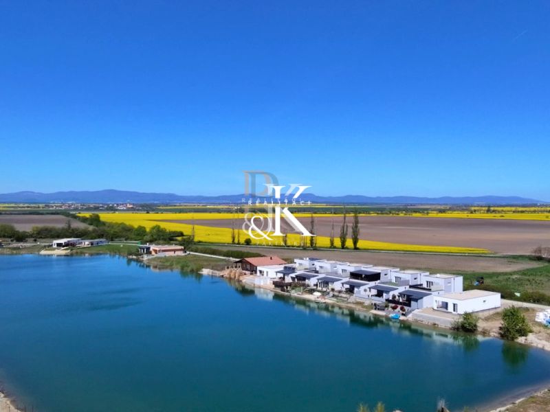 Family houses by the lake in Boldog, surrounded by a wide natural scenery.