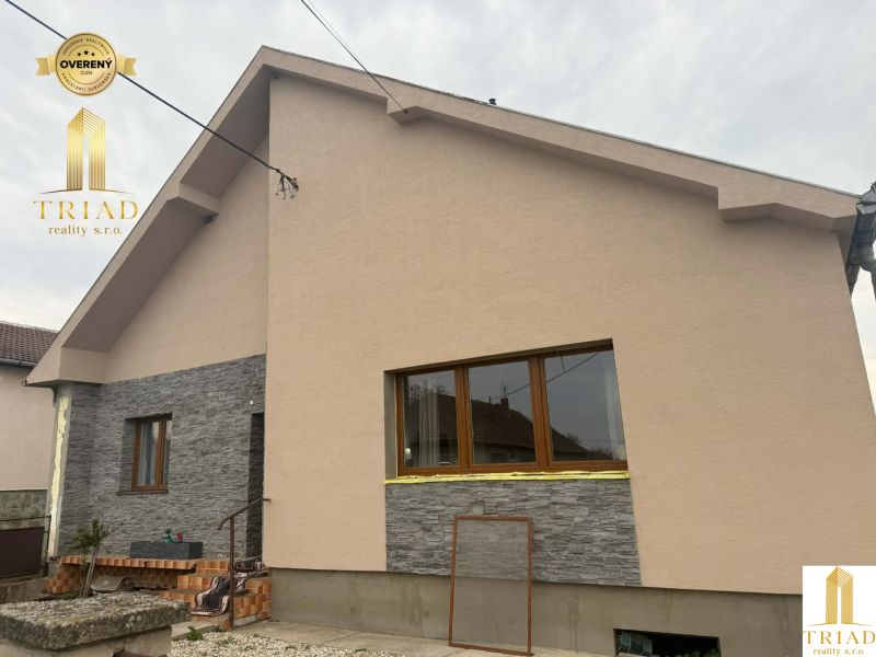 A family house in the town of Hul with stone cladding and windows with a wooden decor.