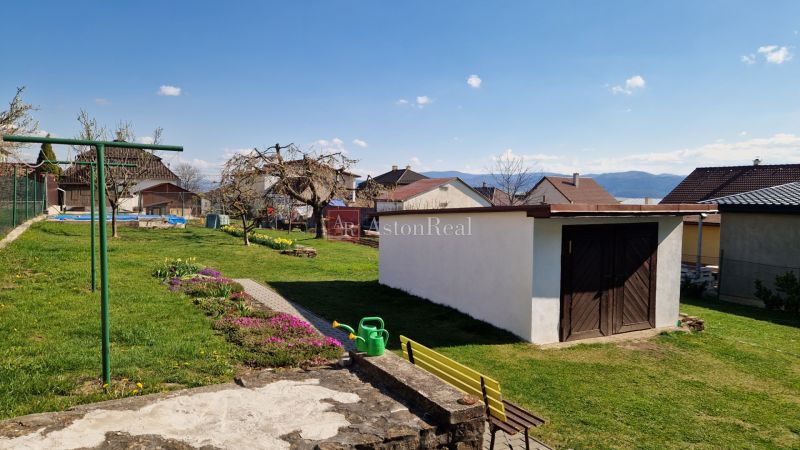 A garden at a family house in Spišský Štvrtok with a gazebo and flower beds.
