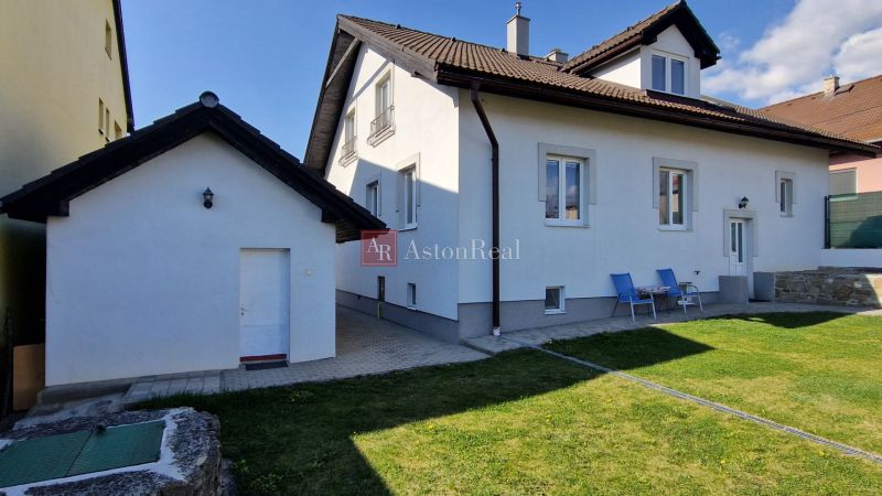 A family house in Spišský Štvrtok with a spacious garden and seating areas.