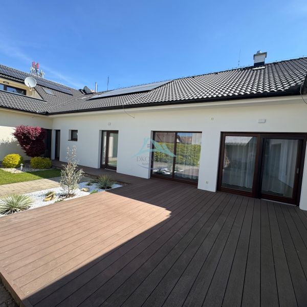 The family house on Petőfi Street in Šahy has a terrace and a landscaped garden.