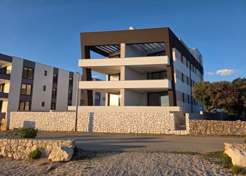 Apartment house in Mandre with a 3-bedroom apartment, stone fences, and sunny surroundings.