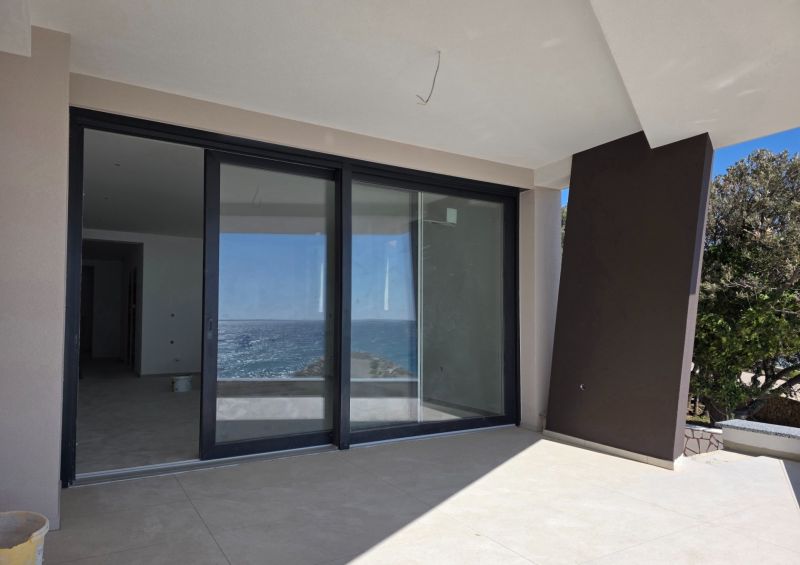 A balcony with a sea view from a 3-room apartment in Mandre.