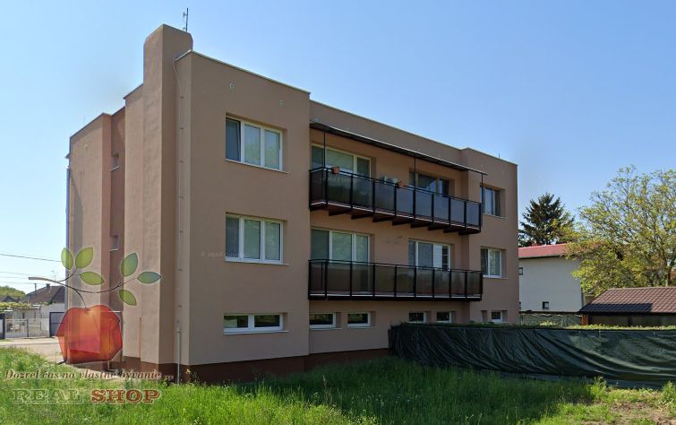 An apartment building with three floors in Komoča offers 3-room apartments.