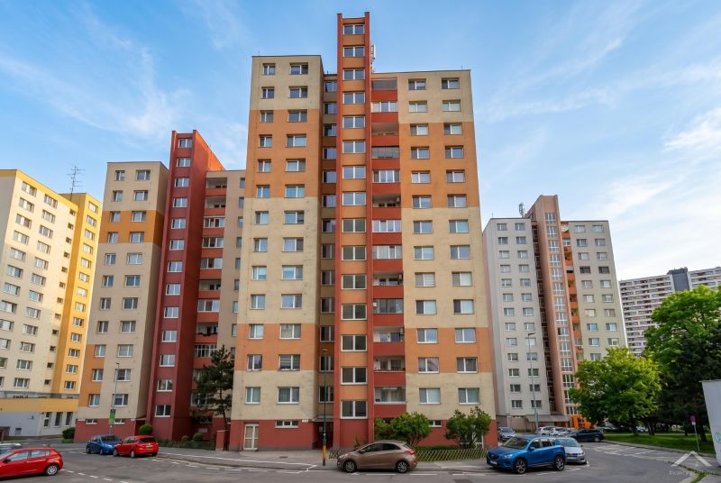 Apartment building on Mlynarovičova Street in Bratislava - Petržalka with parking in the vicinity.