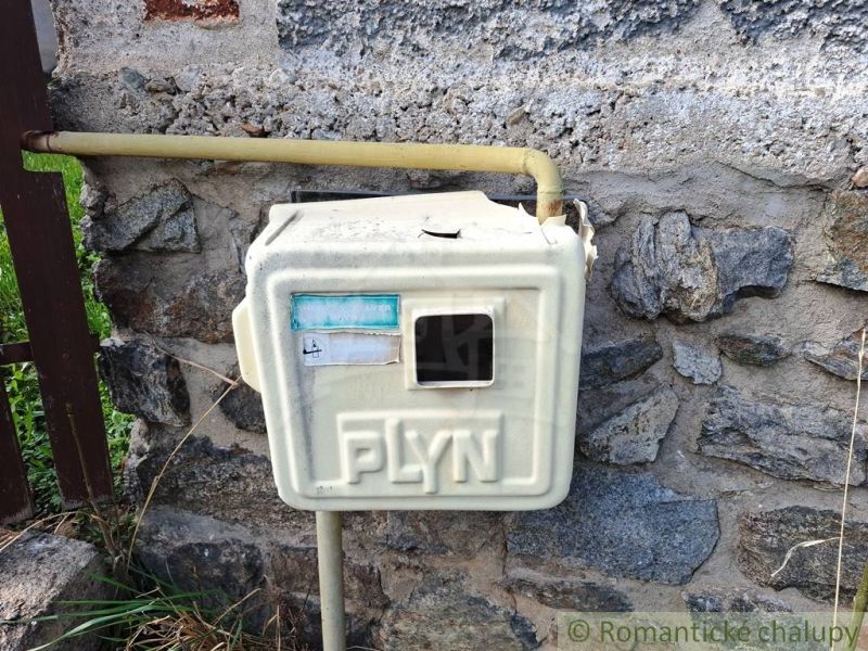 Gas cabinet on a stone fence in Heľpa, Unusual properties.