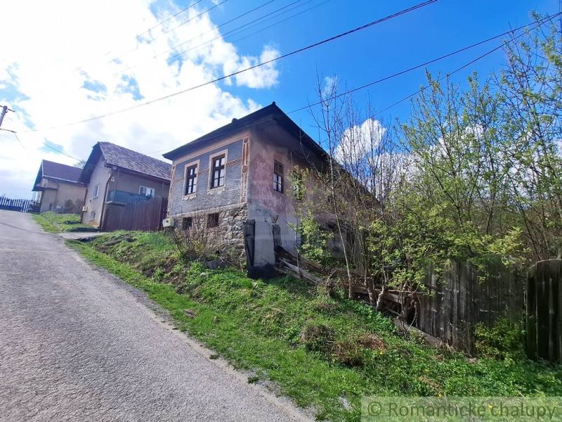 A country cottage on a hill in Heľpa, surrounded by greenery, belongs to the category of unique properties.