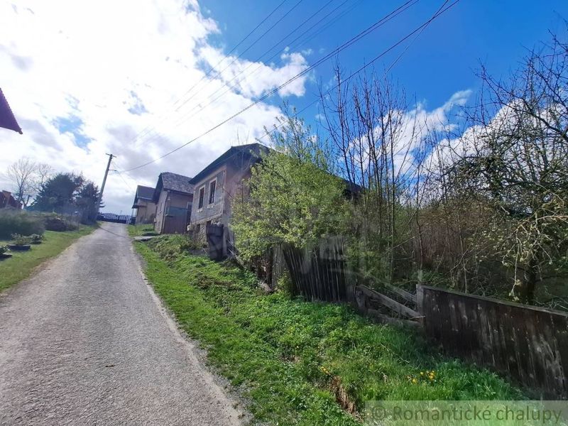 A rural road and houses in Heľpa, Unique properties between nature and architecture.