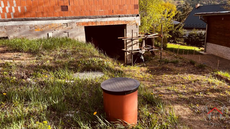 Unbuilt land near a cottage in the Recreational Area in Nova Kelca with growing grasses.