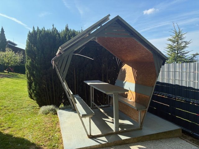 The cottage in Ilava has a wooden shelter with benches and a table in the garden.