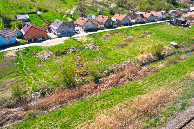 Greenery and houses in the peaceful neighborhood of Hodejov, ideal for residential plots.