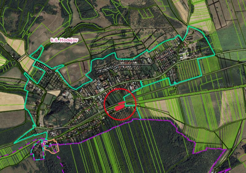 The map of Hodejov shows residential plots in the surrounding countryside.