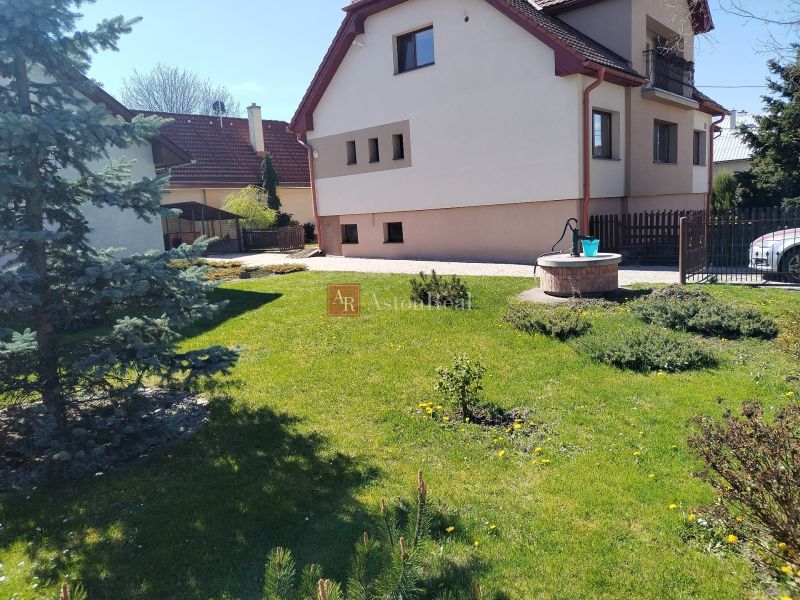 A family house in Martin with a well-maintained garden and outdoor lighting.
