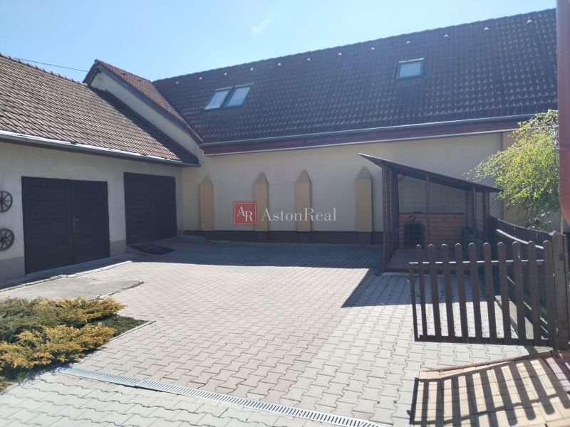 A family house in Martin with a garage and a paved courtyard.