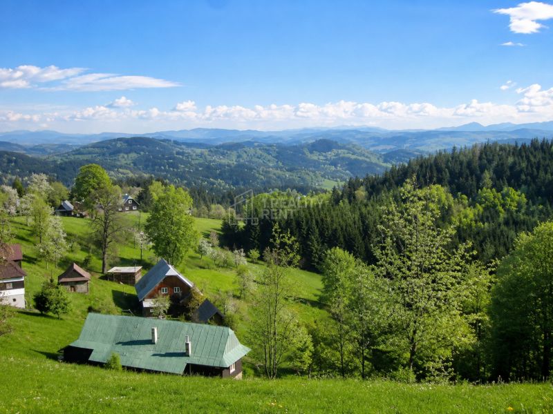 A view of family houses in the village of Korňa surrounded by picturesque nature and mountains.