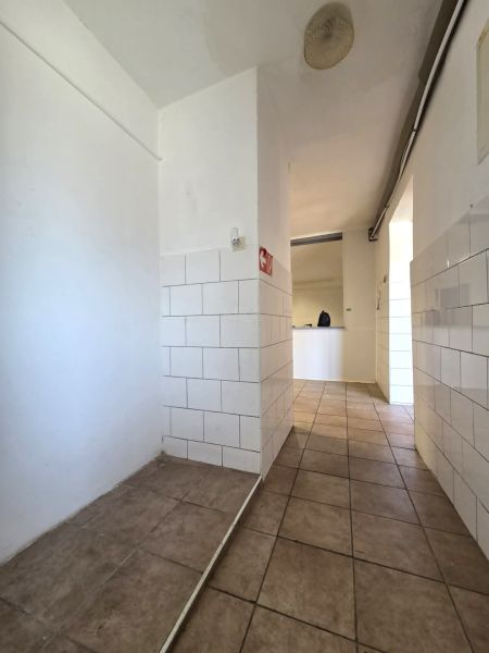 Tiled floor and white walls in Gastro spaces.