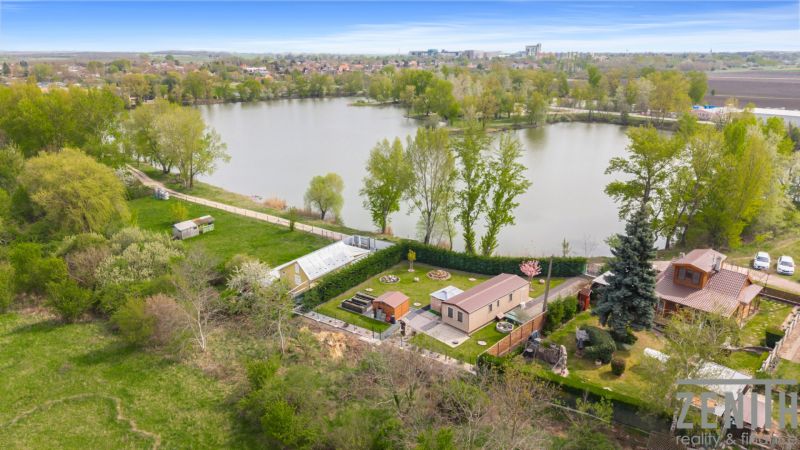 A cottage by the lake in Hurbanovo, surrounded by greenery and nature.