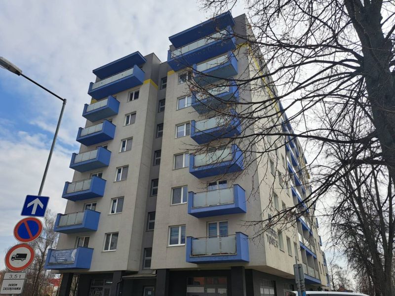 Apartment building with six floors and blue balconies in Poprad for 3-room apartments.