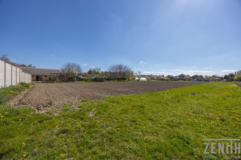 Plots - residential in Dunakiliti with grassy and arable land, surrounded by clear skies.