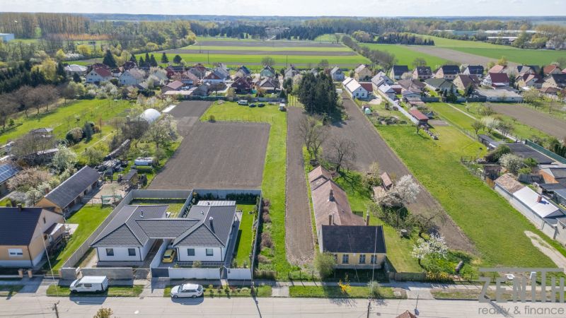 Aerial view of properties – housing in Dunakiliti with surrounding buildings and fields.