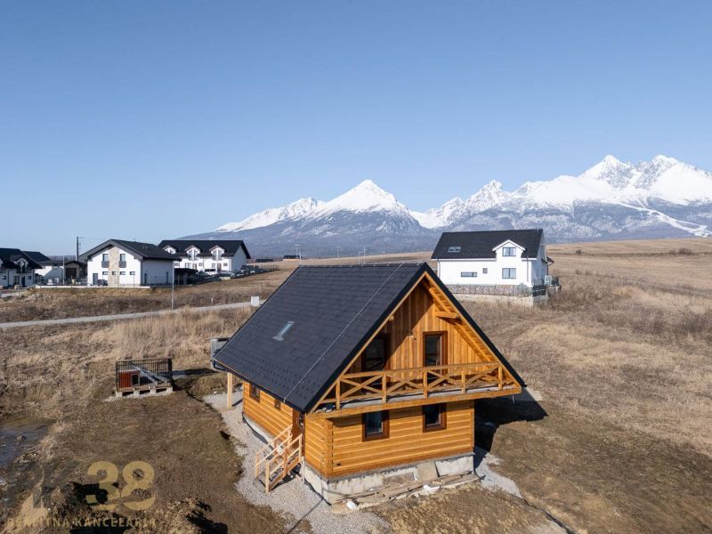 A family house in Stará Lesná with wooden elements and a view of the snow-covered mountains.
