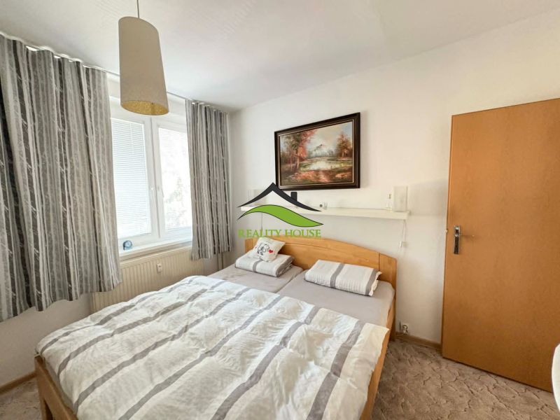 Bedroom with a large bed and a painting in a 4-room apartment.