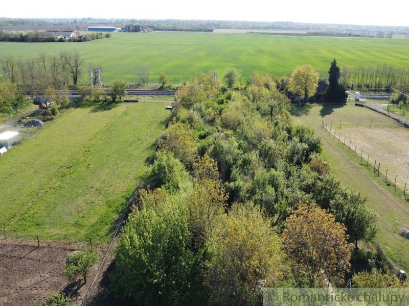 Plots - housing in Palárikovo include greenery and open spaces, ideal for use.