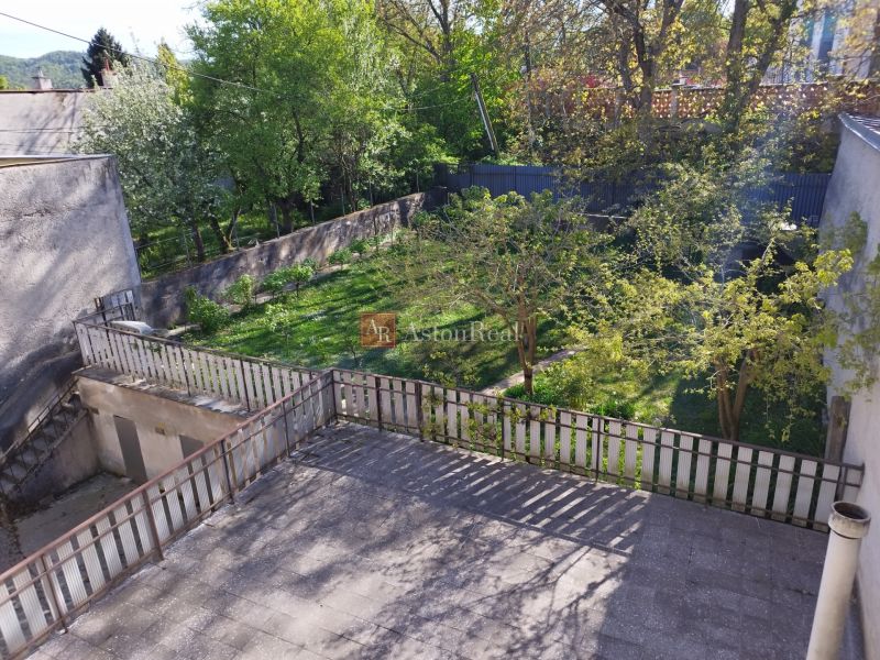 The terrace of a family house on Komenského Street in Banská Bystrica with a view of the garden.