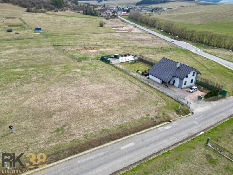 The plots - housing in Vlkolínec offer a large open space by the main road.