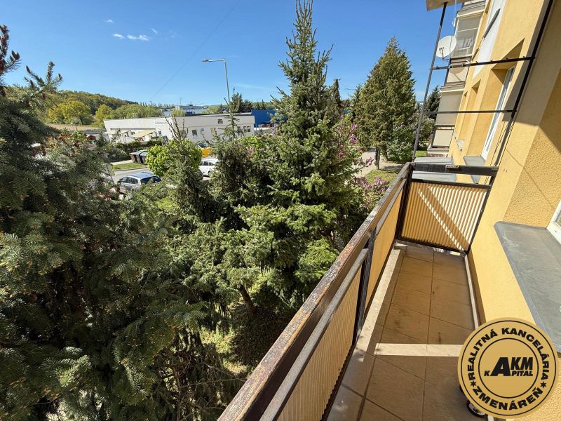Balcony of a 3-room apartment on Tulská Street in the city of Zvolen with a view of greenery.